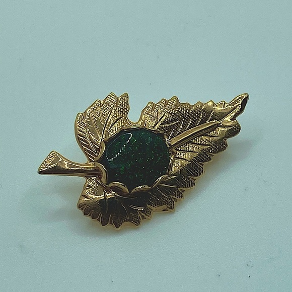 Vtg Gold Tone & Green Goldstone / Gold Stone Leaf Brooch 1.1” - Picture 1 of 8